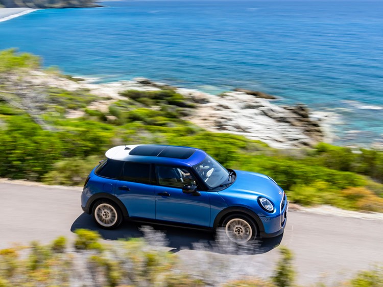 Yazın Ritmi MINI Cooper 5 Kapı ile Çeşme’de | MINI Türkiye